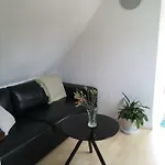 Ro I Skoven - Men Taet Pa Byen