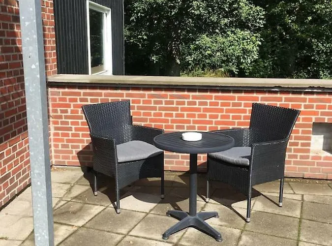 Ro I Skoven - Men Taet Pa Byen Varde
